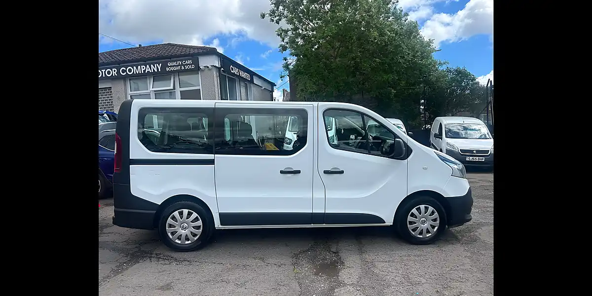 Used 2015 Renault Trafic 9 SEAT Minibus White - Interior and Exterior details 3