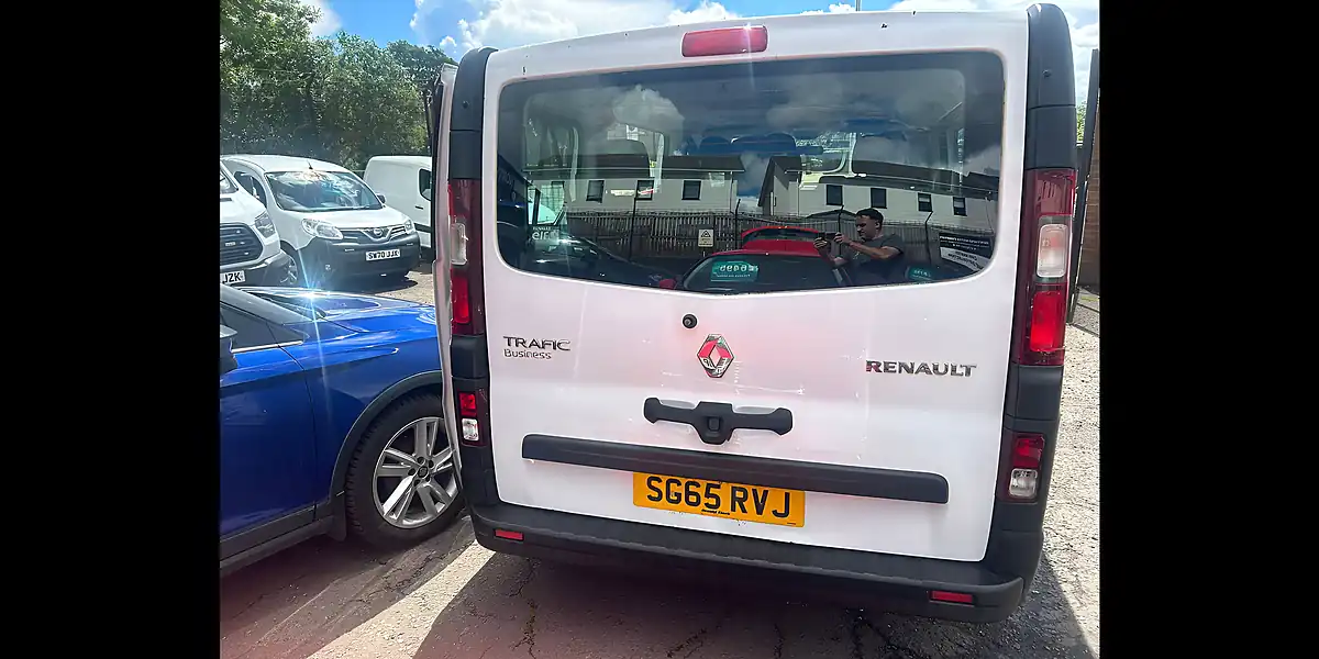 Used 2015 Renault Trafic 9 SEAT Minibus White - Interior and Exterior details 4