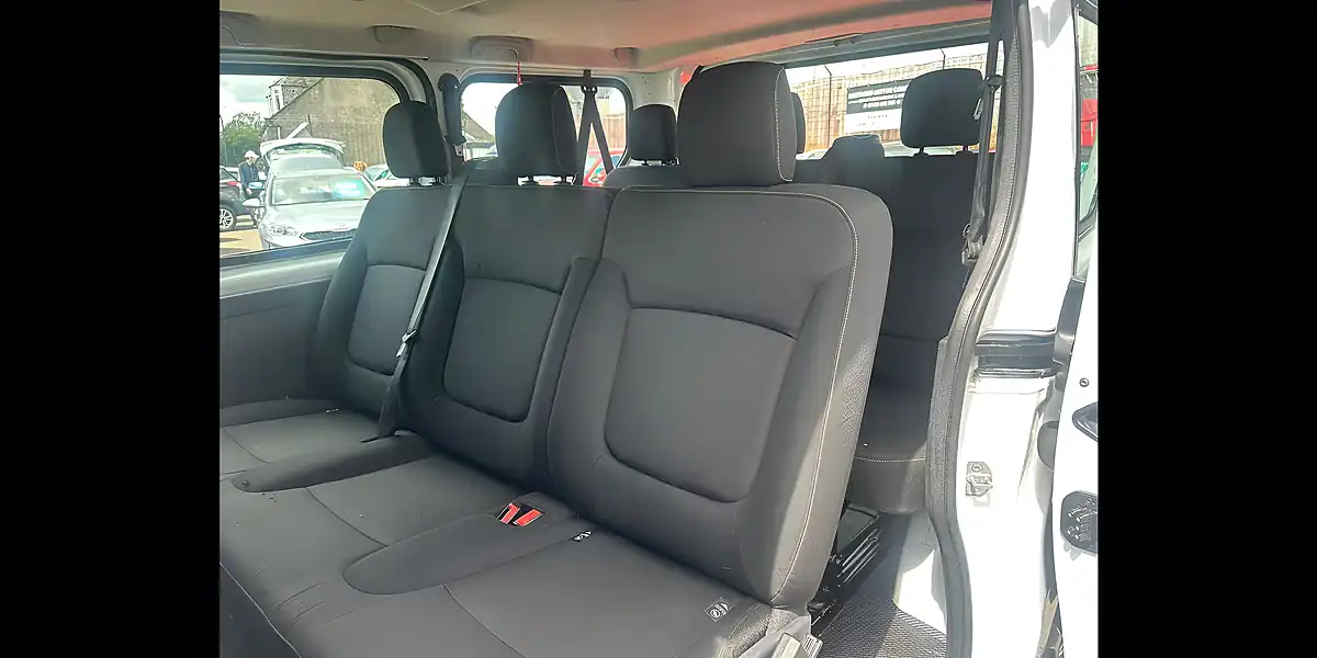 Used 2015 Renault Trafic 9 SEAT Minibus White - Interior and Exterior details 5