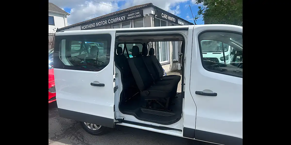 Used 2015 Renault Trafic 9 SEAT Minibus White - Interior and Exterior details 7