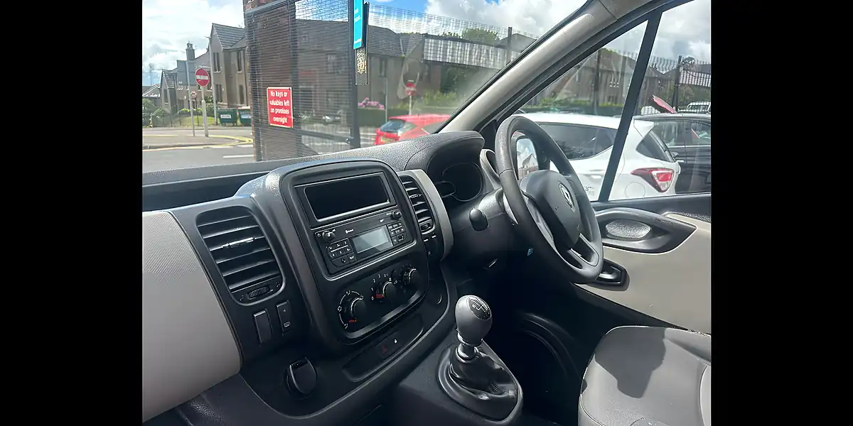 Used 2015 Renault Trafic 9 SEAT Minibus White - Interior and Exterior details 8