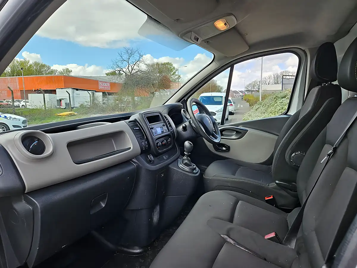 Used 2015 Renault Trafic S127 Swb White - Interior and Exterior details 11