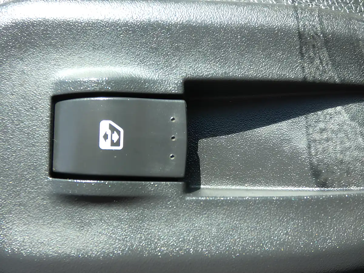 Used 2015 Renault Trucks Master Mwb 3.8M Dropside Pickup White - Interior and Exterior details 19