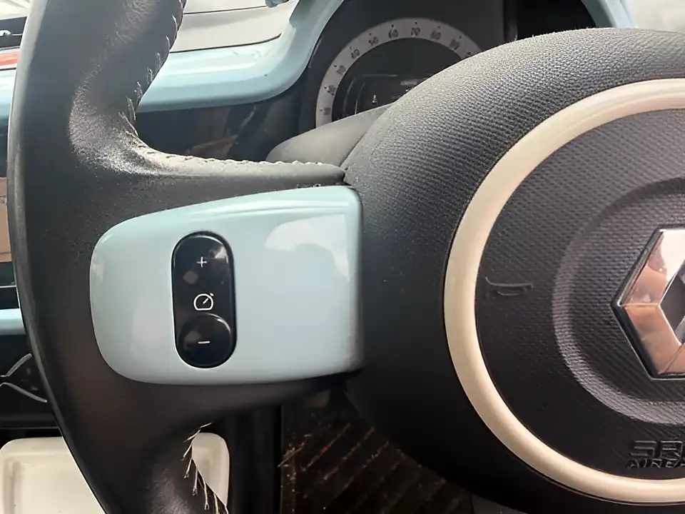 Used 2015 Renault Twingo Dynamique Energy Blue - Interior and Exterior details 12