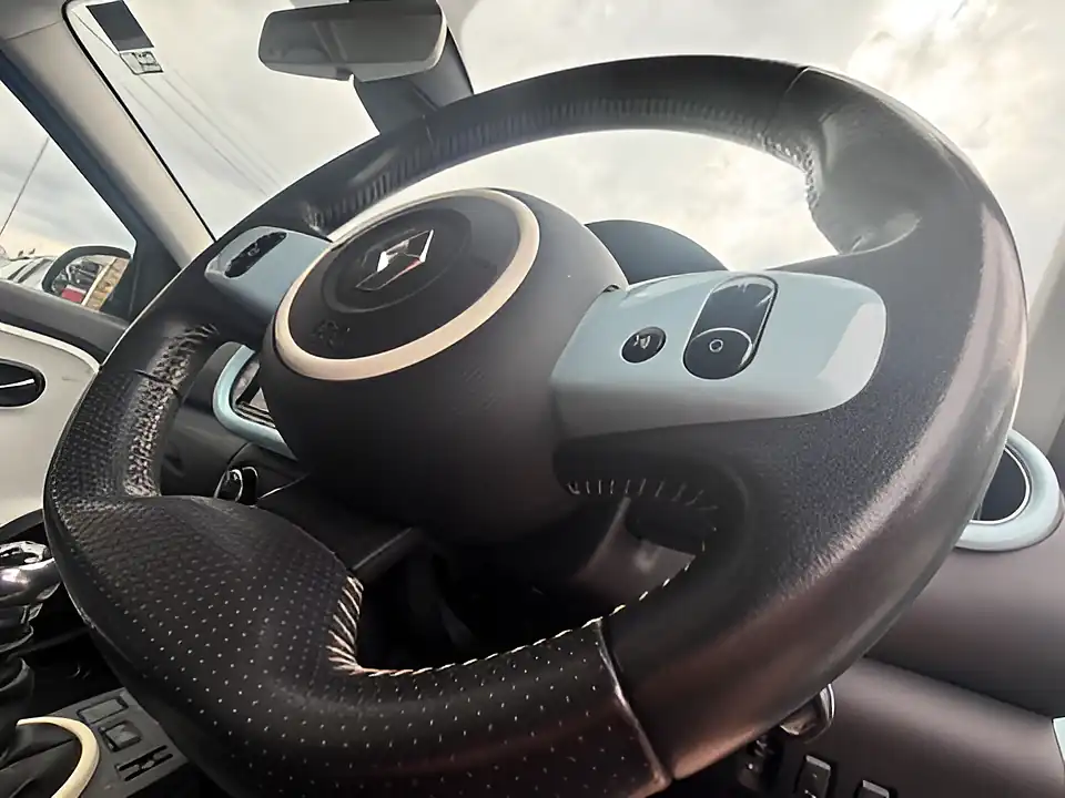 Used 2015 Renault Twingo Dynamique Energy Blue - Interior and Exterior details 14