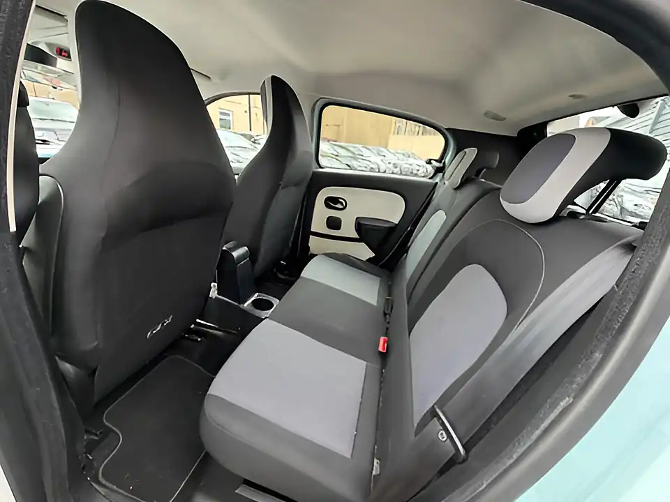 Used 2015 Renault Twingo Dynamique Energy Blue - Interior and Exterior details 8
