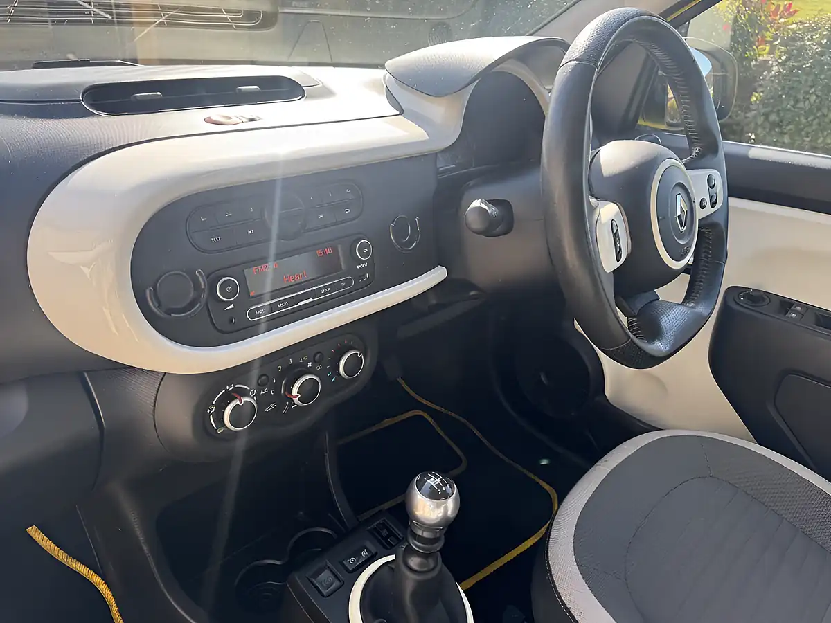 Used 2015 Renault Twingo Dynamique Energy Yellow - Interior and Exterior details 14