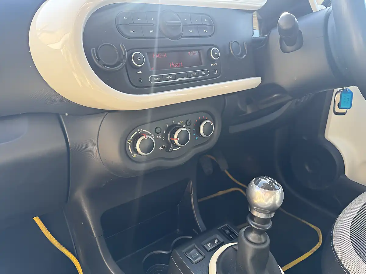 Used 2015 Renault Twingo Dynamique Energy Yellow - Interior and Exterior details 15