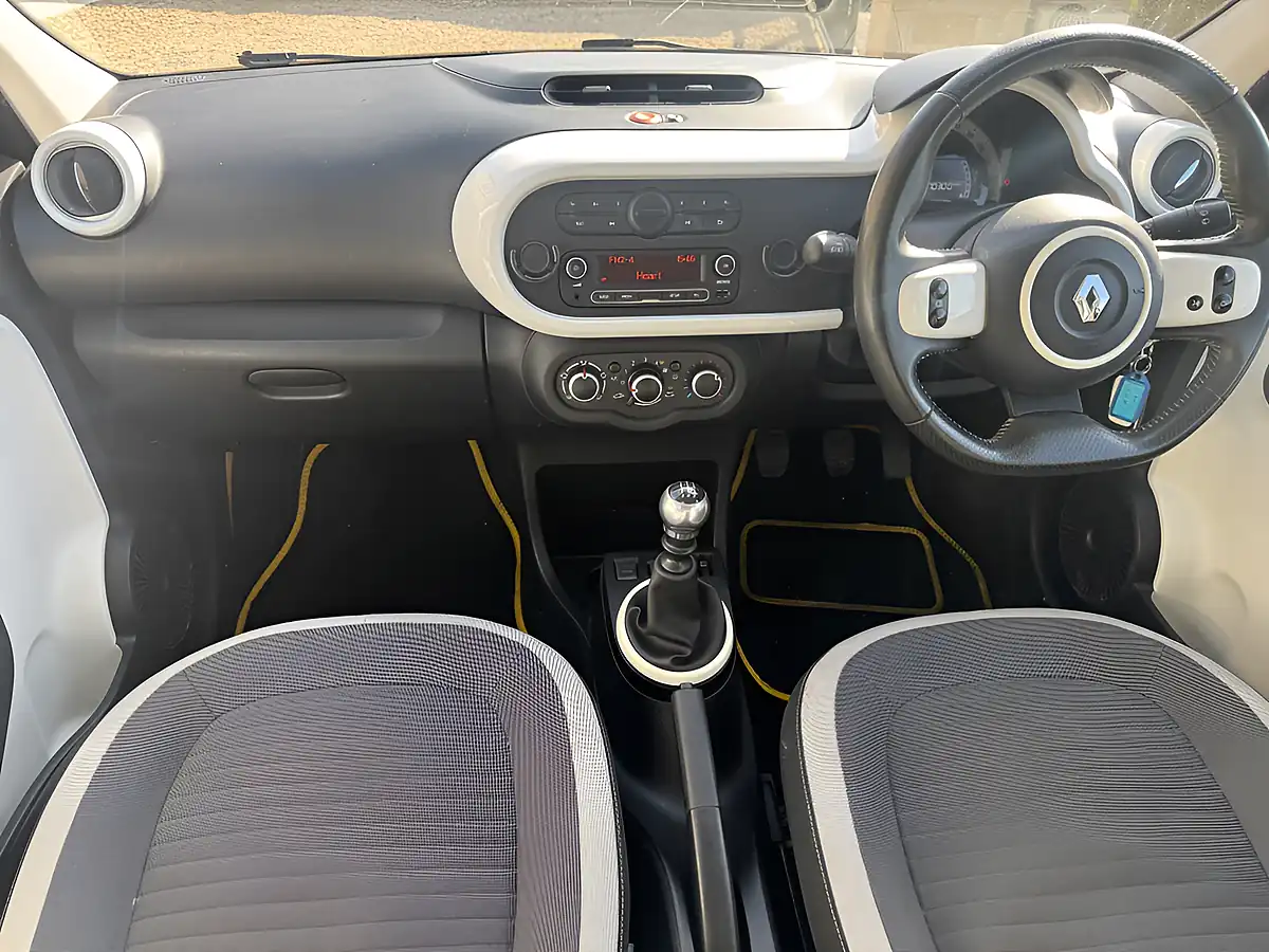 Used 2015 Renault Twingo Dynamique Energy Yellow - Interior and Exterior details 17