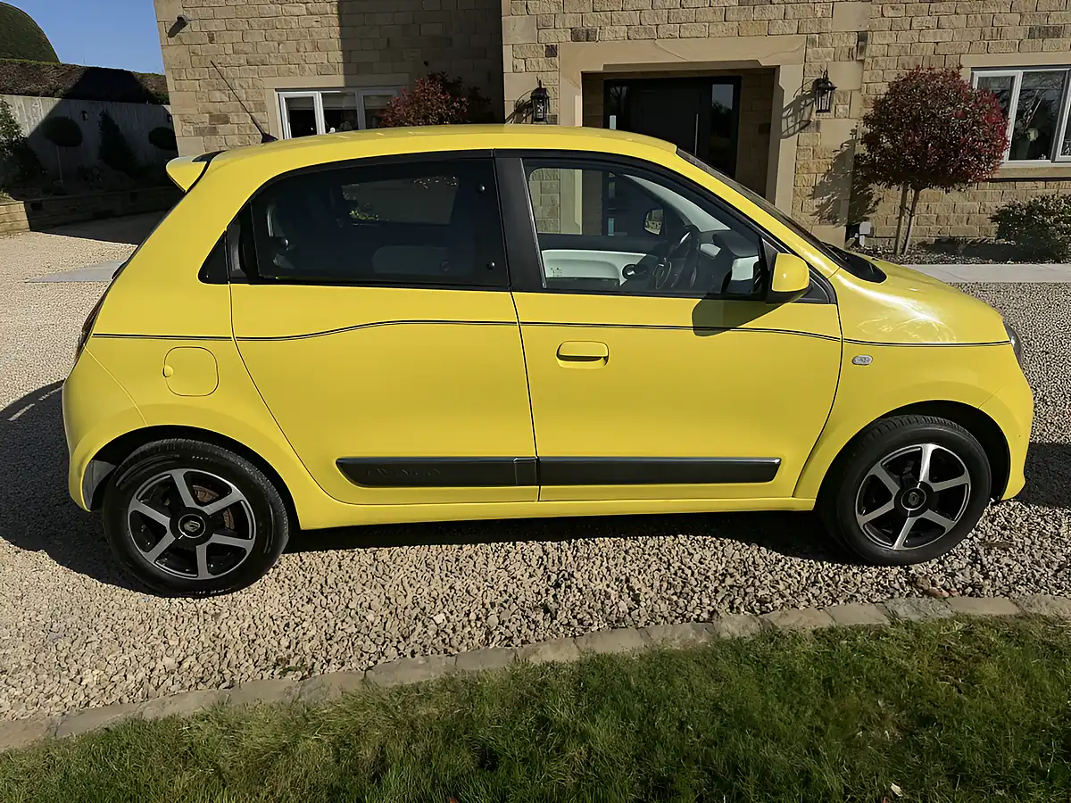 Used 2015 Renault Twingo Dynamique Energy Yellow - Interior and Exterior details 2