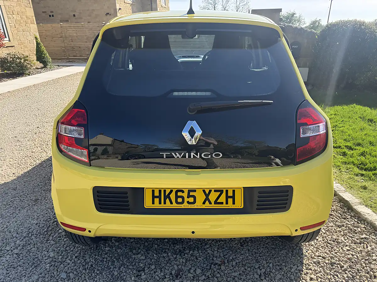 Used 2015 Renault Twingo Dynamique Energy Yellow - Interior and Exterior details 4