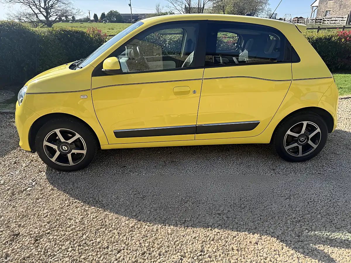Used 2015 Renault Twingo Dynamique Energy Yellow - Interior and Exterior details 7