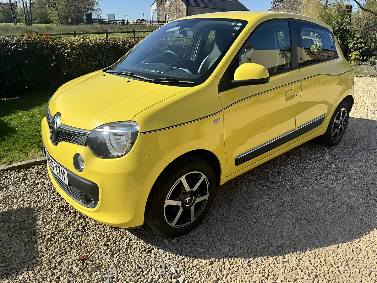 Used 2015 Renault Twingo Dynamique Energy Yellow - Interior and Exterior details 8