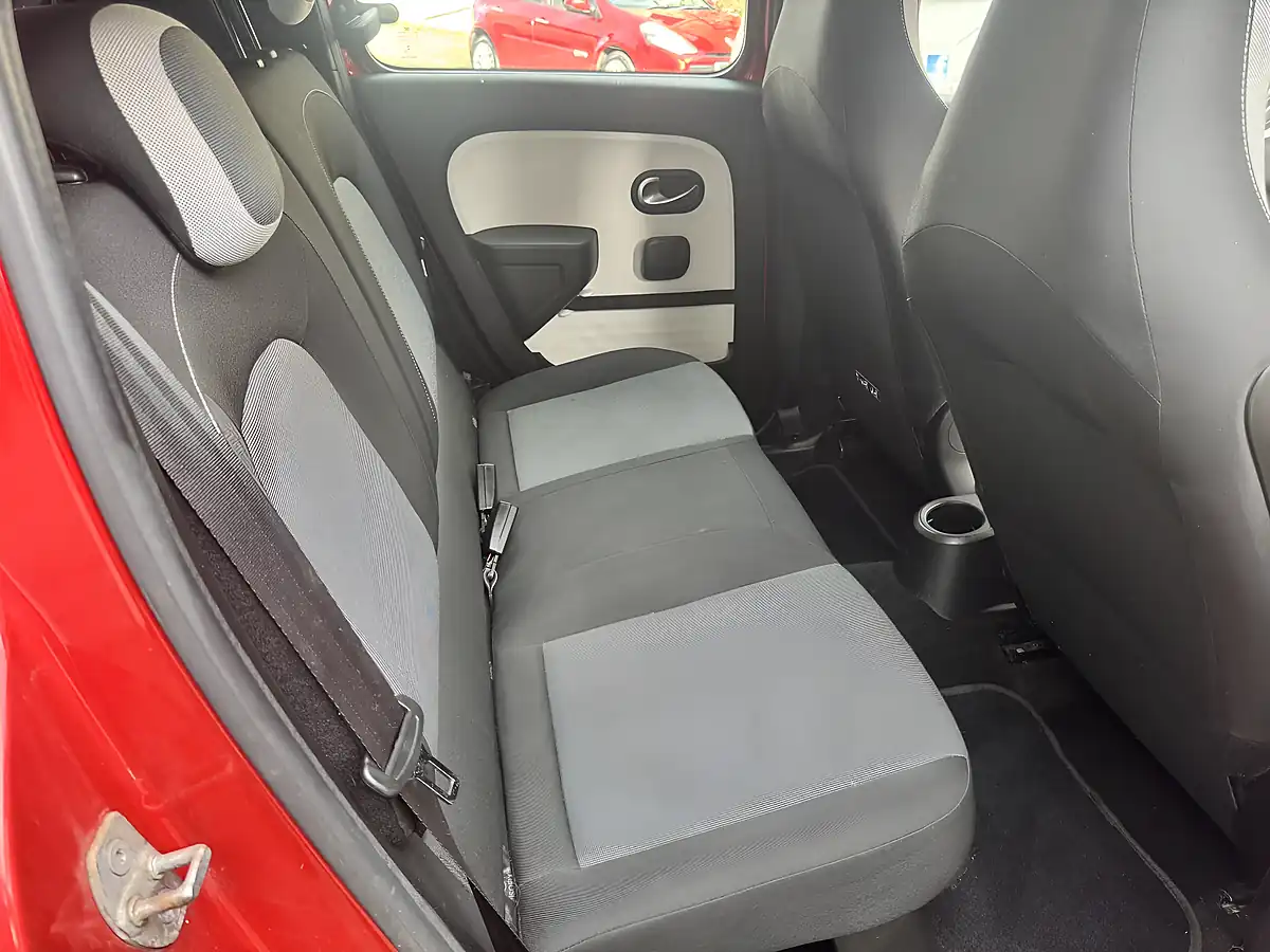 Used 2015 Renault Twingo Dynamique Red - Interior and Exterior details 10