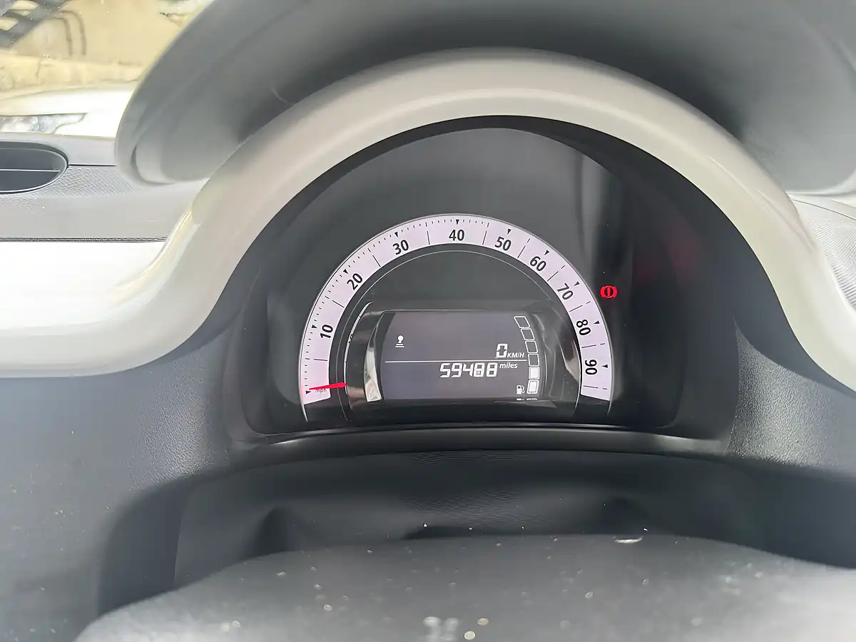 Used 2015 Renault Twingo Dynamique Red - Interior and Exterior details 11