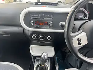 Used 2015 Renault Twingo Dynamique Red - Interior and Exterior details 12