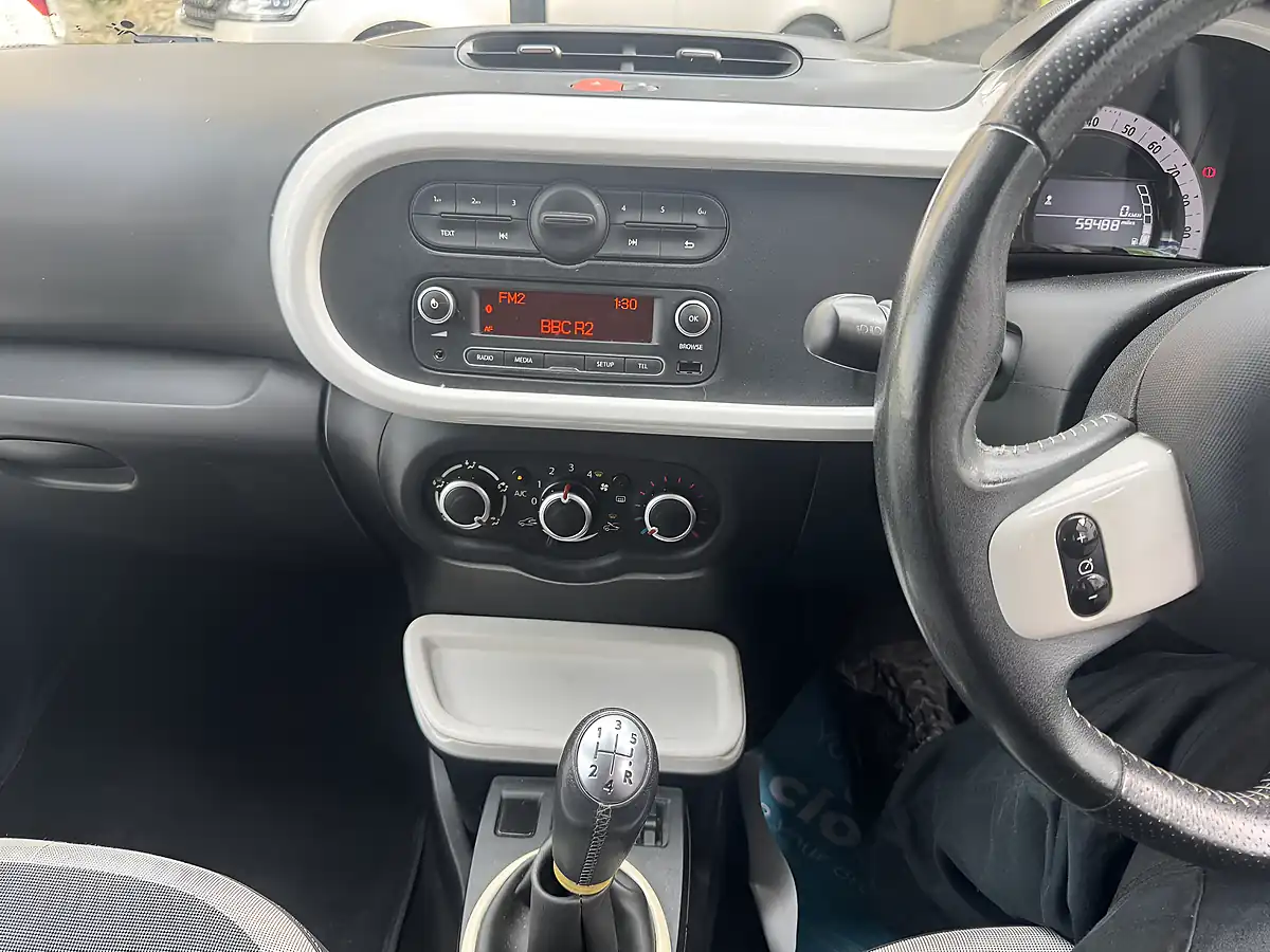 Used 2015 Renault Twingo Dynamique Red - Interior and Exterior details 12