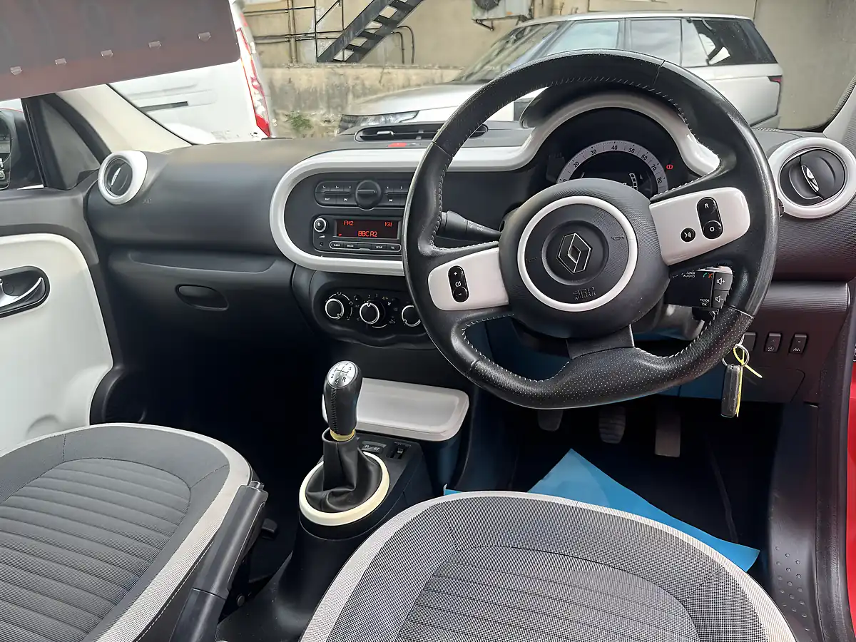 Used 2015 Renault Twingo Dynamique Red - Interior and Exterior details 13