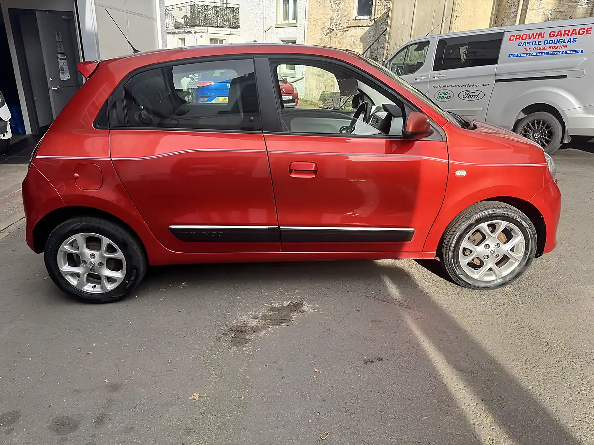 Used 2015 Renault Twingo Dynamique Red - Interior and Exterior details 2