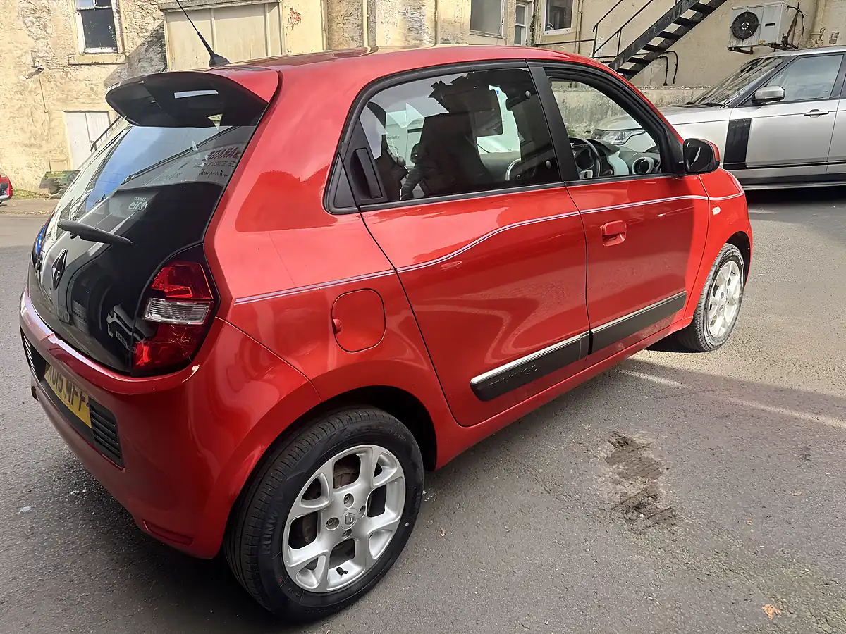 Used 2015 Renault Twingo Dynamique Red - Interior and Exterior details 3
