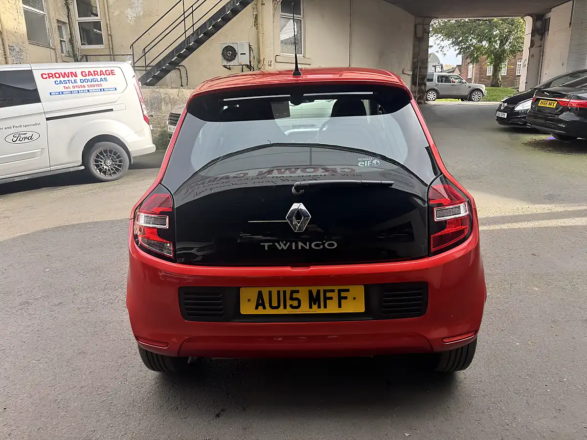Used 2015 Renault Twingo Dynamique Red - Interior and Exterior details 4