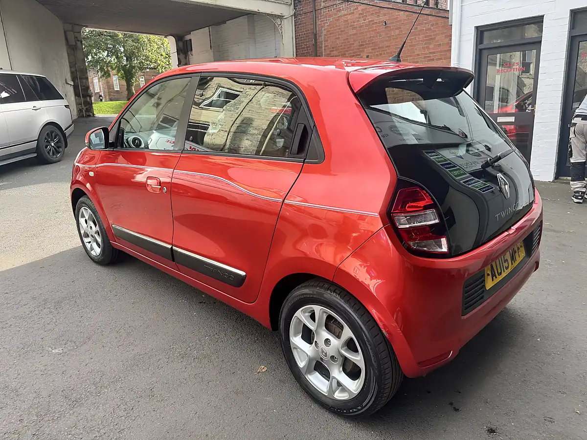Used 2015 Renault Twingo Dynamique Red - Interior and Exterior details 5