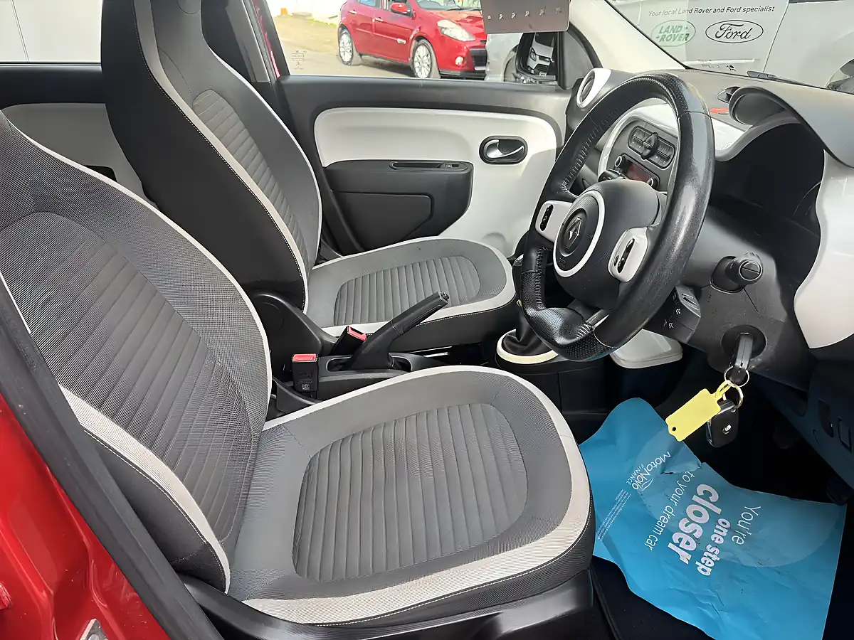 Used 2015 Renault Twingo Dynamique Red - Interior and Exterior details 9