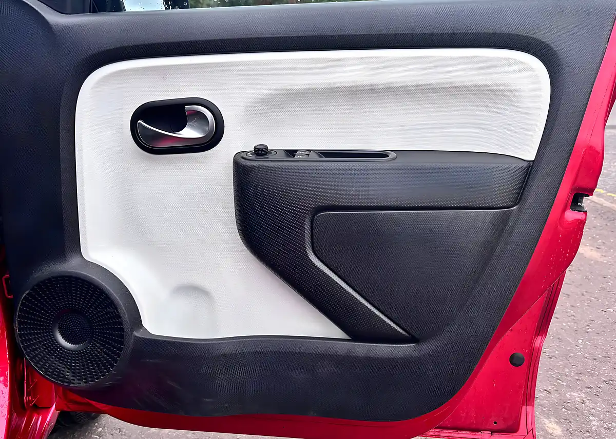 Used 2015 Renault Twingo Dynamique Red - Interior and Exterior details 10