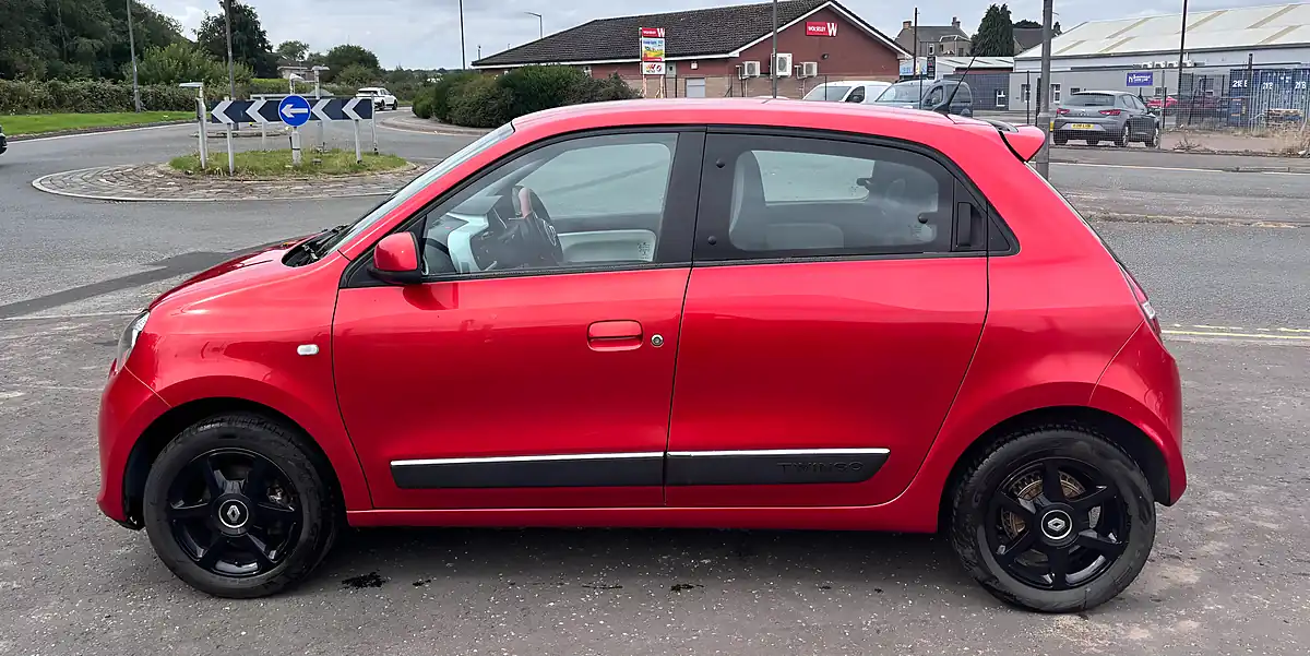 Used 2015 Renault Twingo Dynamique Red - Interior and Exterior details 2