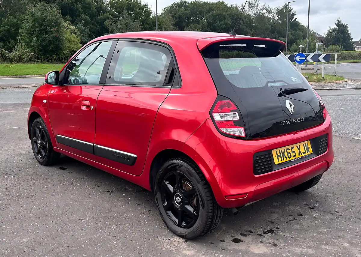 Used 2015 Renault Twingo Dynamique Red - Interior and Exterior details 3