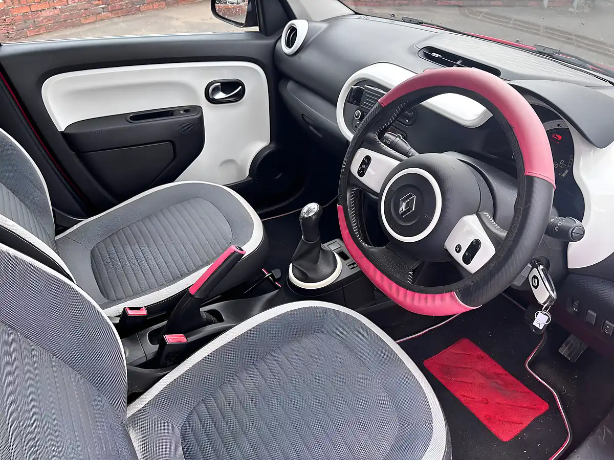 Used 2015 Renault Twingo Dynamique Red - Interior and Exterior details 7