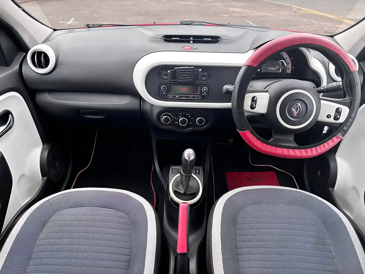 Used 2015 Renault Twingo Dynamique Red - Interior and Exterior details 8