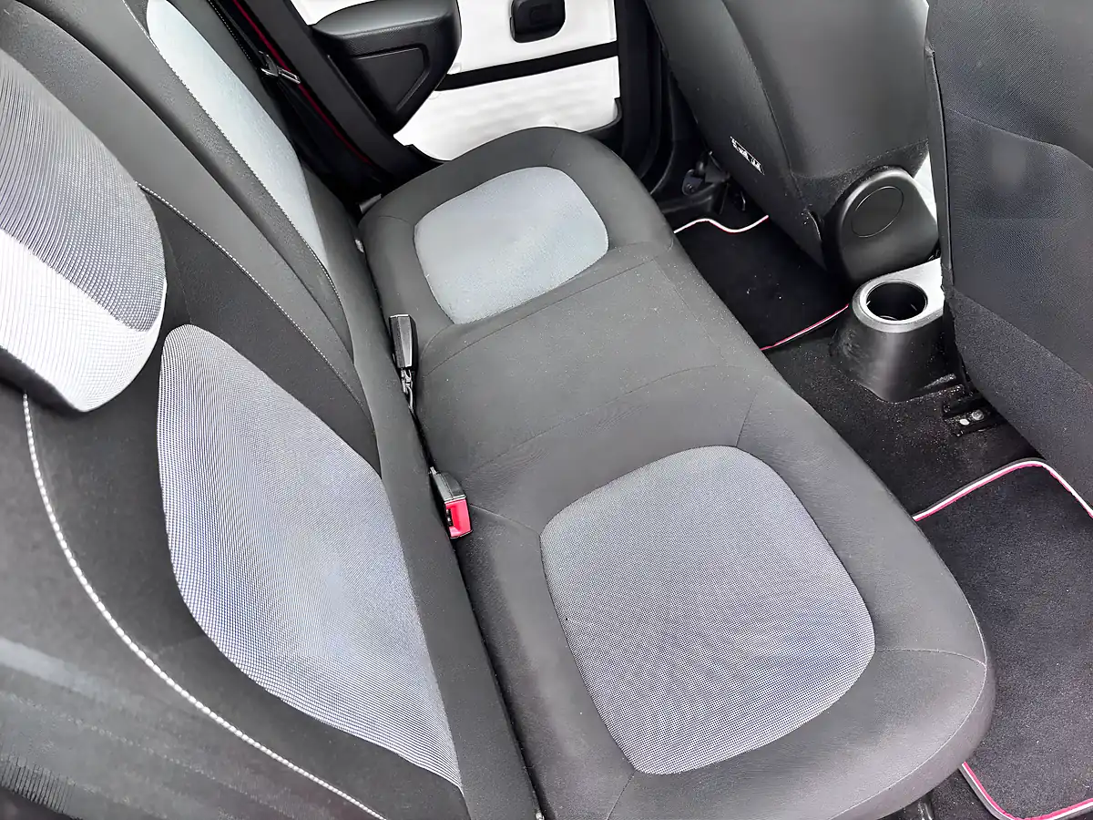 Used 2015 Renault Twingo Dynamique Red - Interior and Exterior details 9