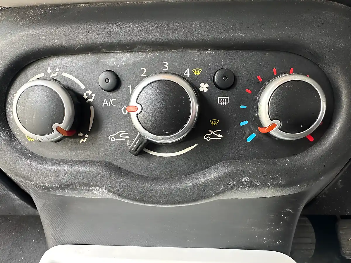 Used 2015 Renault Twingo Dynamique White - Interior and Exterior details 10