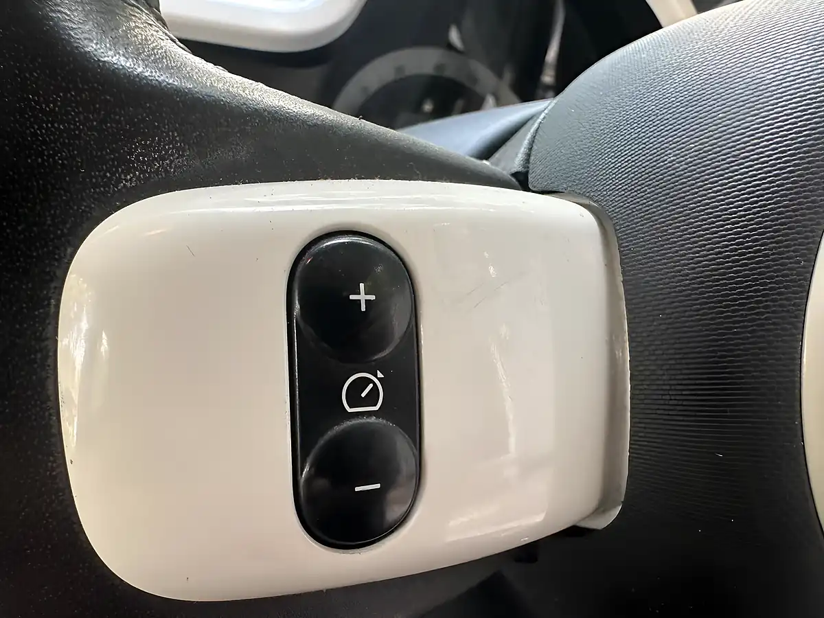 Used 2015 Renault Twingo Dynamique White - Interior and Exterior details 12
