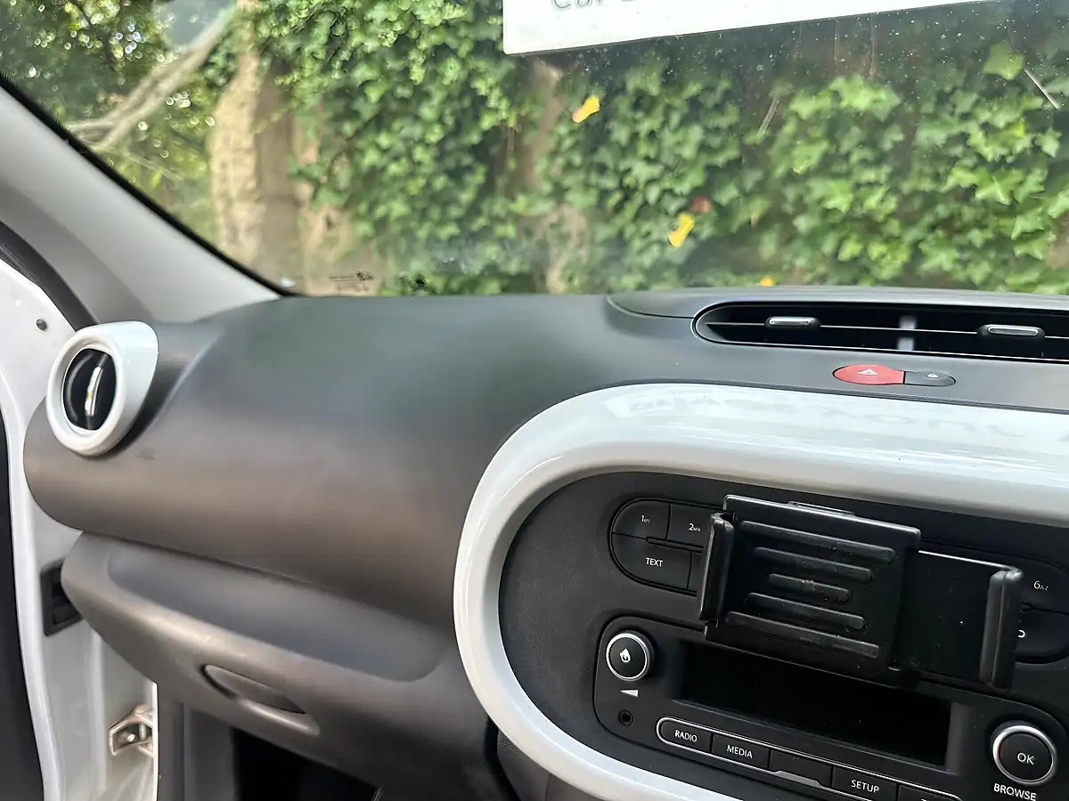 Used 2015 Renault Twingo Dynamique White - Interior and Exterior details 13