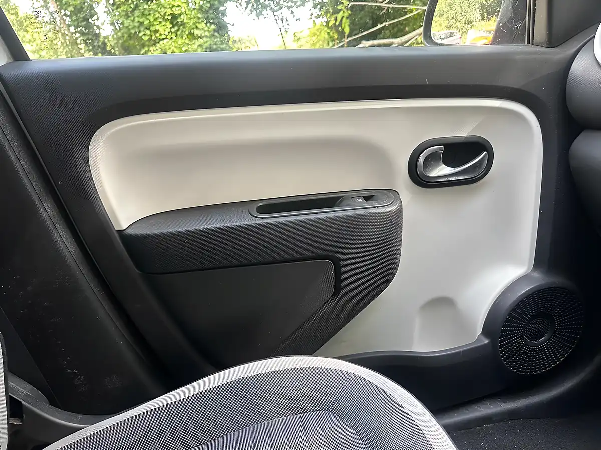 Used 2015 Renault Twingo Dynamique White - Interior and Exterior details 14