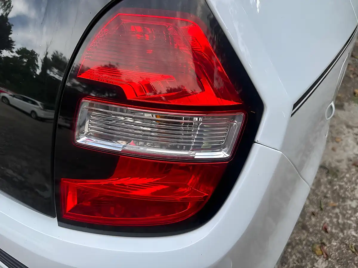 Used 2015 Renault Twingo Dynamique White - Interior and Exterior details 17