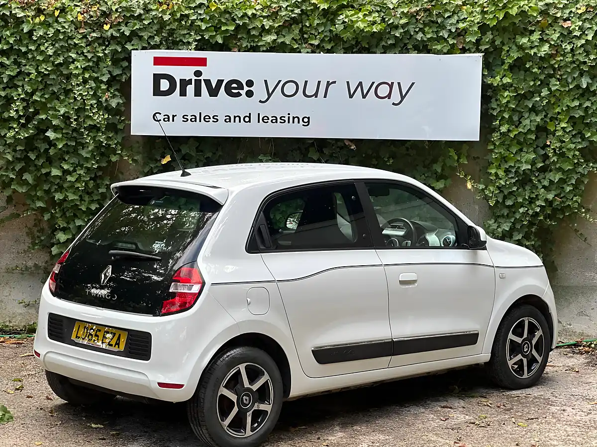 Used 2015 Renault Twingo Dynamique White - Interior and Exterior details 7