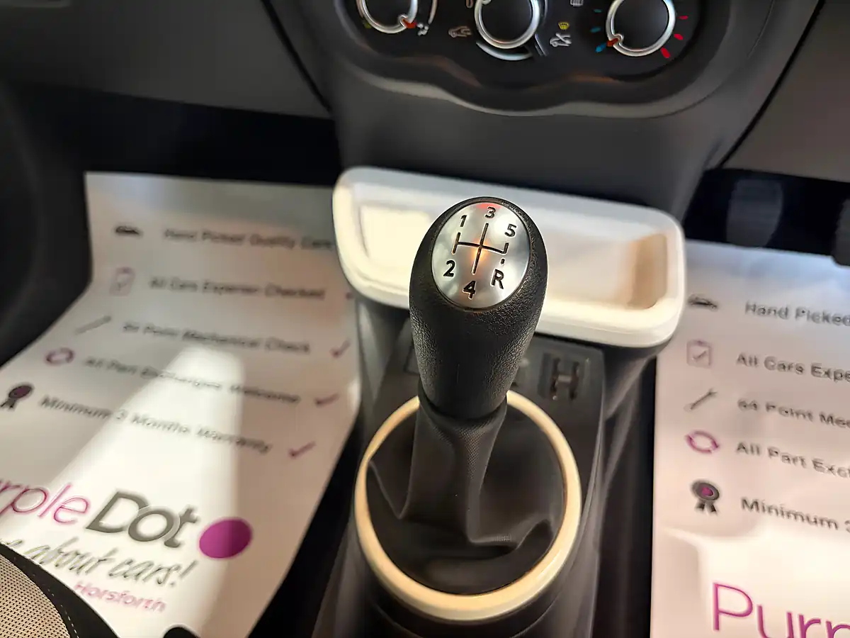 Used 2015 Renault Twingo Play Tahoe Blue - Interior and Exterior details 10