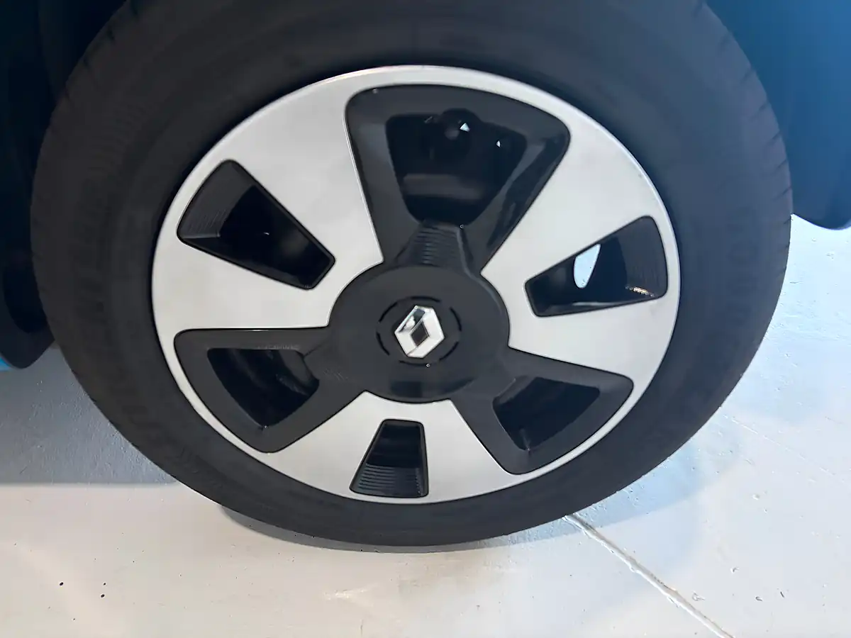 Used 2015 Renault Twingo Play Tahoe Blue - Interior and Exterior details 13