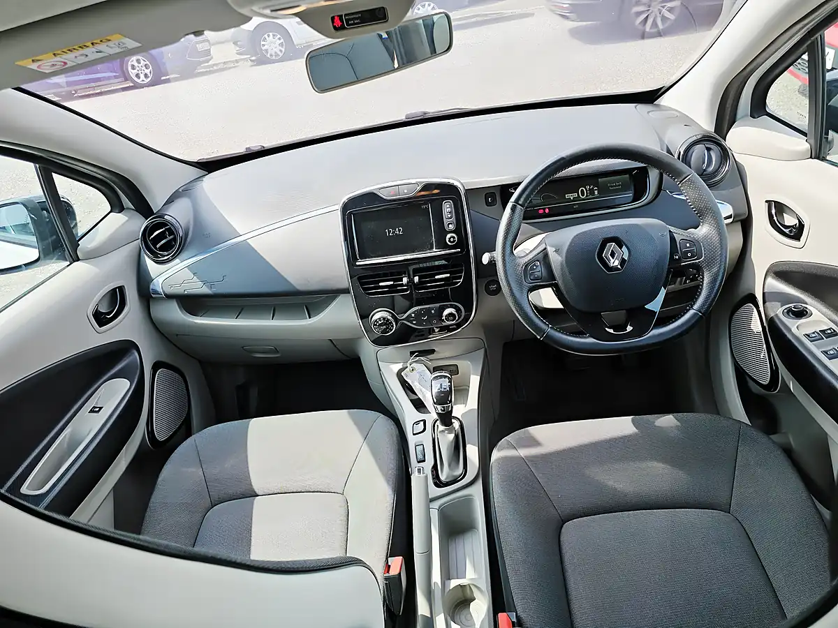 Used 2015 Renault Zoe Dynamique Intens White - Interior and Exterior details 10