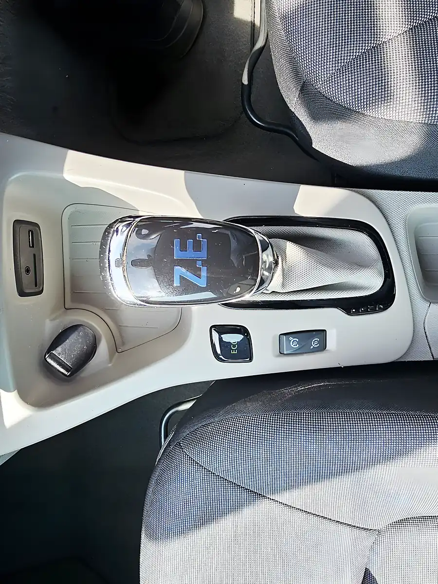 Used 2015 Renault Zoe Dynamique Intens White - Interior and Exterior details 11