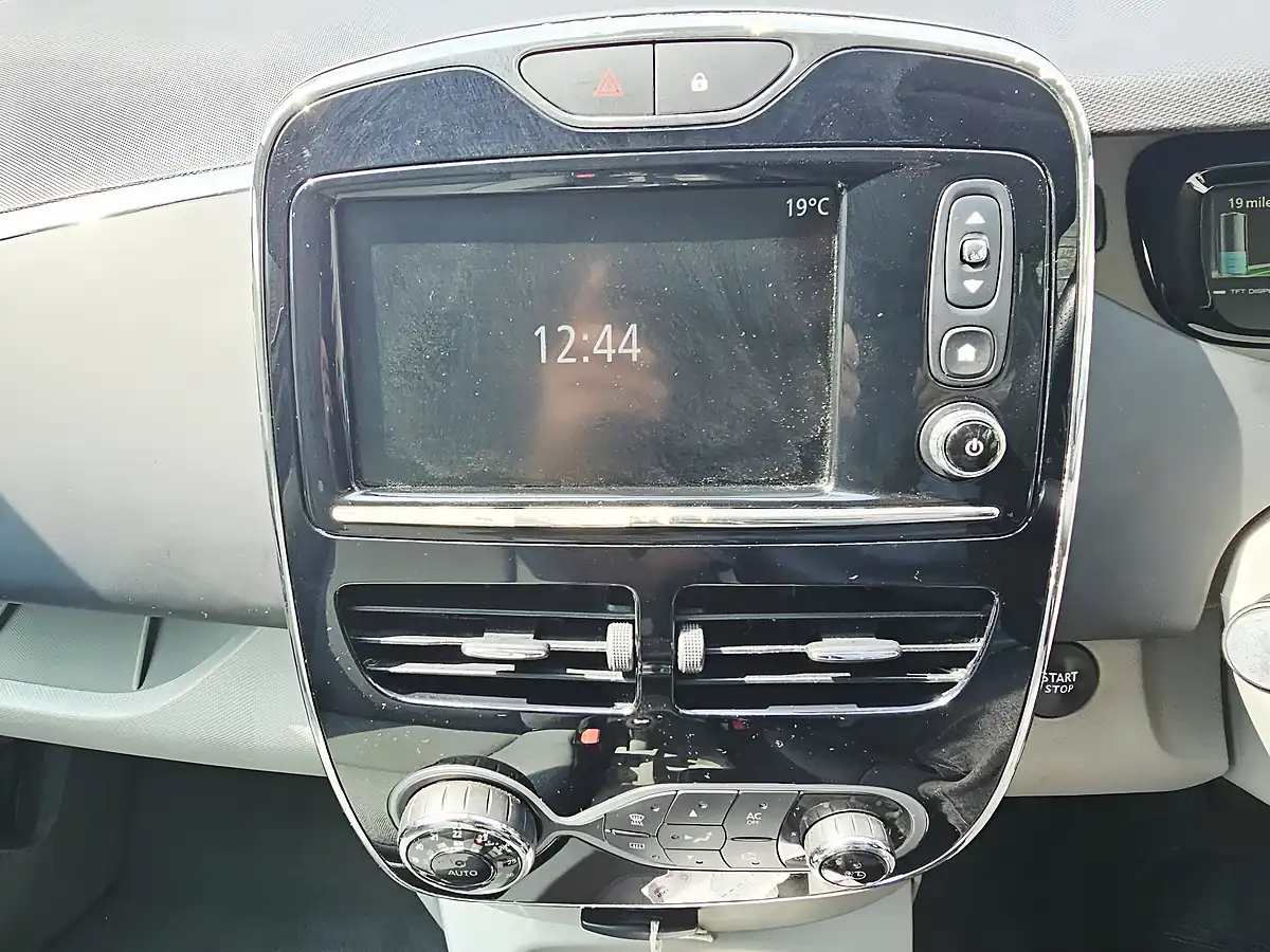 Used 2015 Renault Zoe Dynamique Intens White - Interior and Exterior details 13