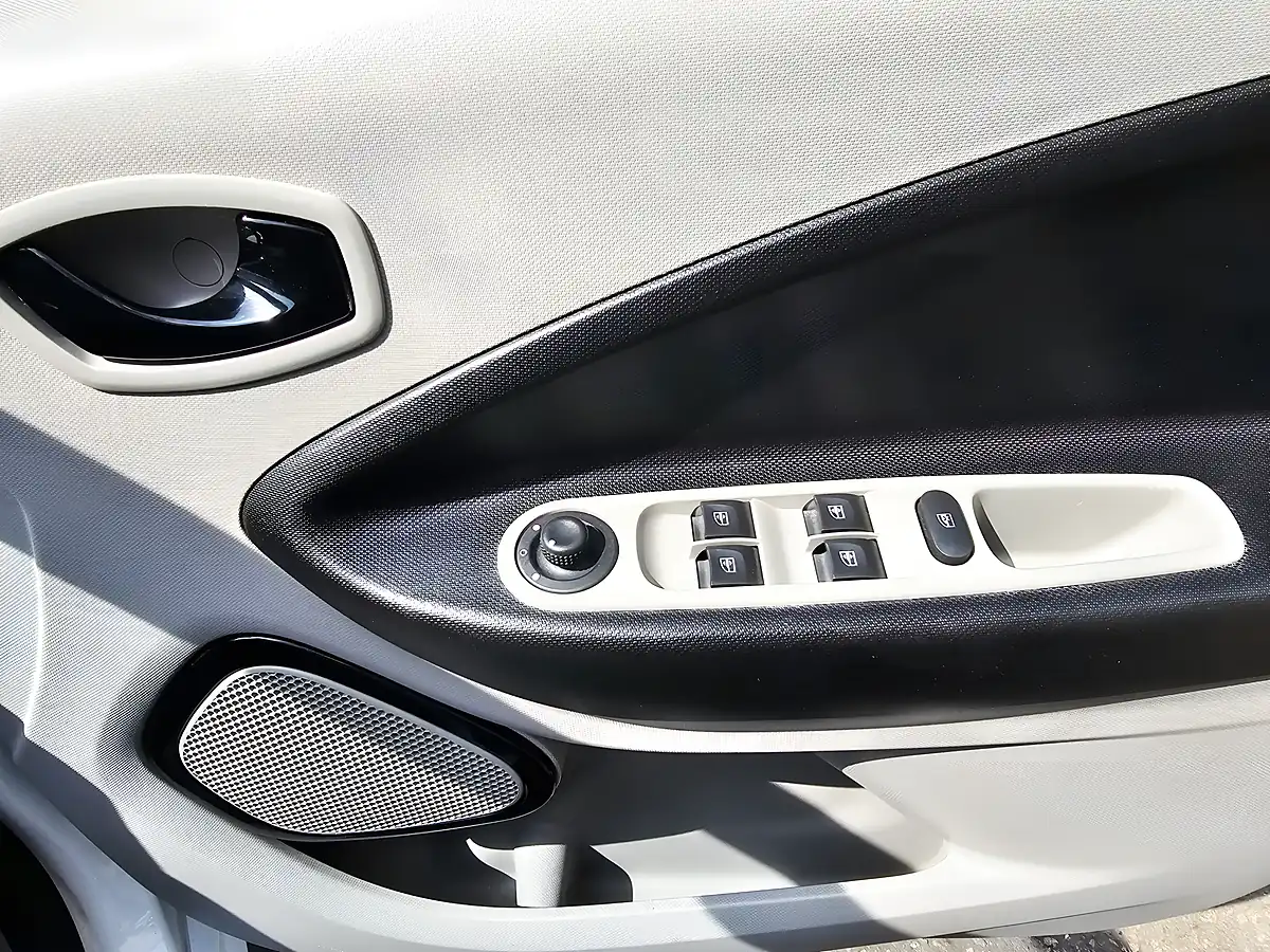 Used 2015 Renault Zoe Dynamique Intens White - Interior and Exterior details 17