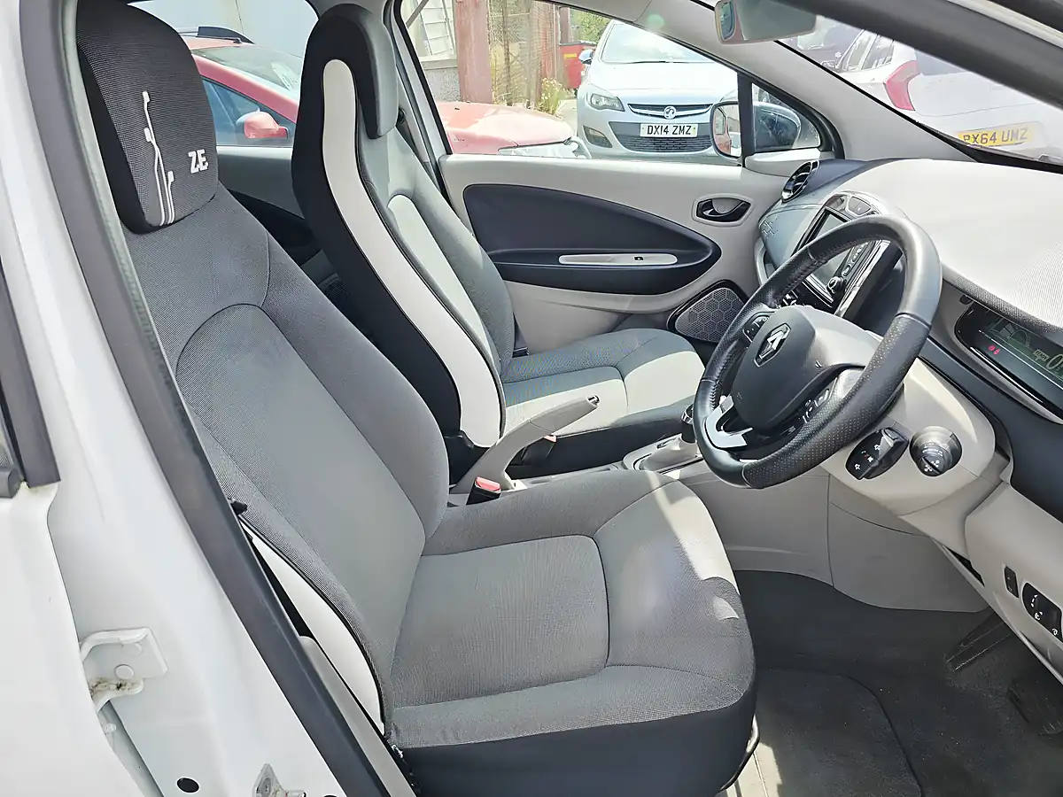 Used 2015 Renault Zoe Dynamique Intens White - Interior and Exterior details 9