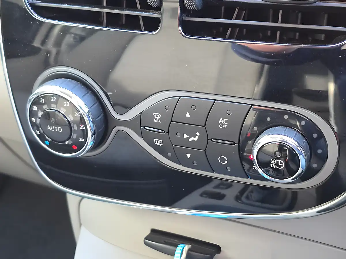 Used 2015 Renault Zoe Dynamique Intens White - Interior and Exterior details 13