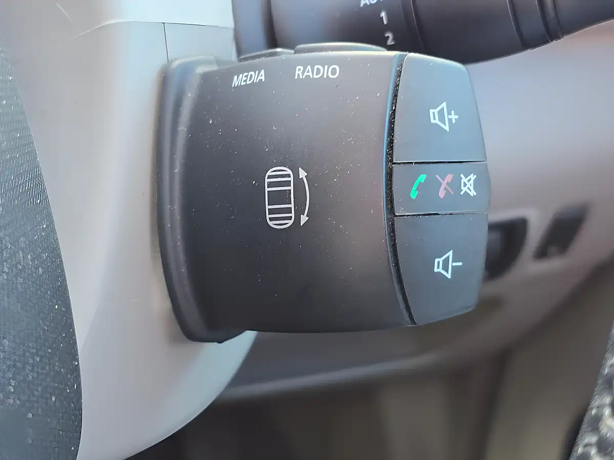 Used 2015 Renault Zoe Dynamique Intens White - Interior and Exterior details 16
