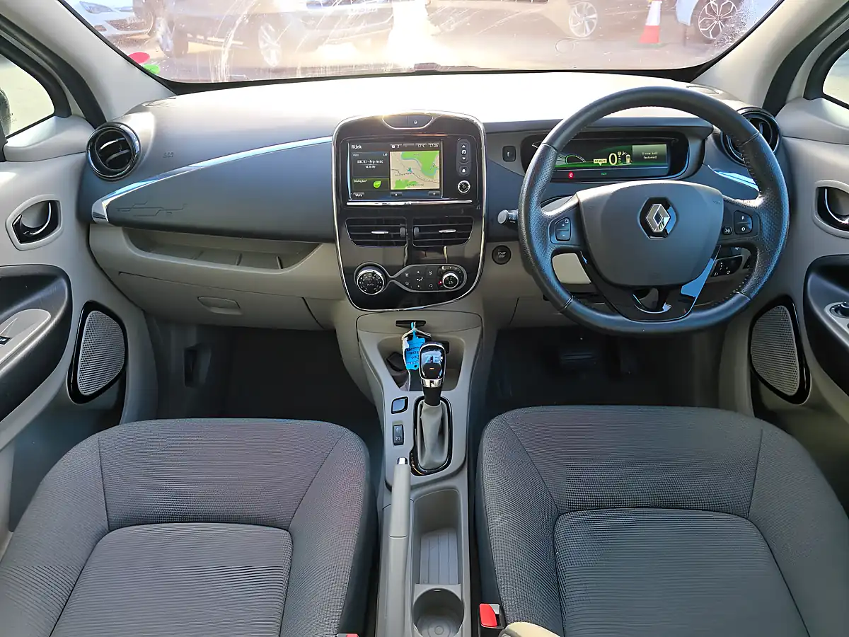 Used 2015 Renault Zoe Dynamique Intens White - Interior and Exterior details 8