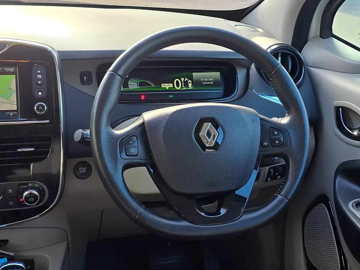 Used 2015 Renault Zoe Dynamique Intens White - Interior and Exterior details 9